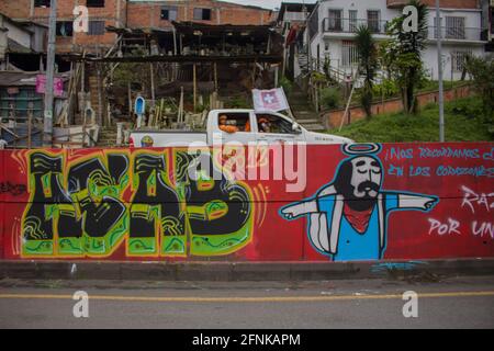 Dosquebradas, Risaralda, Kolumbien. Mai 2021. Ein Wandgemälde mit der Abkürzung ACAB und einem Graffiti von Lucas Villa, das während der Proteste in Pereira getötet wurde, als ein Reaktionsteam der kolumbianischen Zivilverteidigung vorbeikommt, als nationale Trucker am Verkehrskreis von Dosquebradas – Santa Rosa de Cabal, Risaralda, Kolumbien, streiken 17. Mai 2021. Im Rahmen der Anti-Regierung-Proteste in Kolumbien, die in 20 Tagen Demonstration gegen Polizeibrutalität und Gesundheits- und Steuerreformen von Präsident Ivan Duque mindestens 40 Tote geführt haben. Quelle: Sebastian Osorio/LongVisual/ZUMA Wire/Alamy Live News Stockfoto