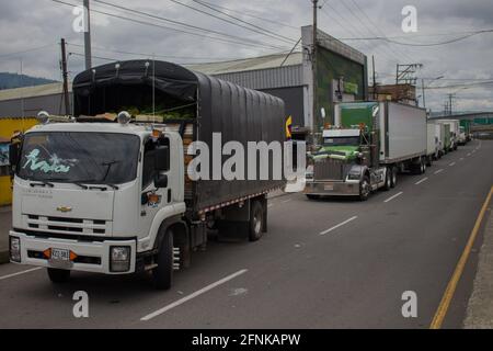 Dosquebradas, Risaralda, Kolumbien. Mai 2021. Eine Reihe von Lastwagen wird bei einer Blockade in Dosquebradas stationiert, während nationale Trucker am Verkehrskreis von Dosquebradas - Santa Rosa de Cabal Risaralda, Kolumbien, den 17. Mai 2021 streiken. Im Rahmen der Anti-Regierung-Proteste in Kolumbien, die in 20 Tagen Demonstration gegen Polizeibrutalität und Gesundheits- und Steuerreformen von Präsident Ivan Duque mindestens 40 Tote geführt haben. Quelle: Sebastian Osorio/LongVisual/ZUMA Wire/Alamy Live News Stockfoto