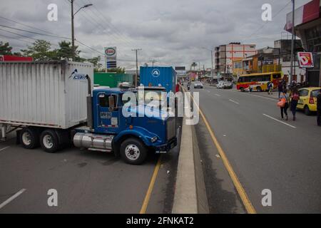 Dosquebradas, Risaralda, Kolumbien. Mai 2021. Ein LKW blockiert eine Hauptstraße, als nationale Trucker am Kreisverkehr von Dosquebradas - Santa Rosa de Cabal Risaralda, Kolumbien, 17. Mai 2021, eintreffen. Im Rahmen der Anti-Regierung-Proteste in Kolumbien, die in 20 Tagen Demonstration gegen Polizeibrutalität und Gesundheits- und Steuerreformen von Präsident Ivan Duque mindestens 40 Tote geführt haben. Quelle: Sebastian Osorio/LongVisual/ZUMA Wire/Alamy Live News Stockfoto