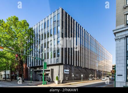 CHATTANOOGA, TN, USA-7. MAI 2021: Gebäude der Pinnacle Bank und der Finanzpartner, an der Broad Street und der 8th Street. Stockfoto