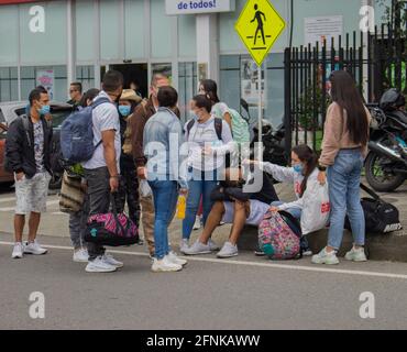 Dosquebradas, Risaralda, Kolumbien. Mai 2021. Eine Gruppe von Menschen wartet auf einen Transporter außerhalb der Blockade, als nationale Trucker am Verkehrskreis von Dosquebradas - Santa Rosa de Cabal Risaralda, Kolumbien, streiken 17. Mai 2021. Im Rahmen der Anti-Regierung-Proteste in Kolumbien, die in 20 Tagen Demonstration gegen Polizeibrutalität und Gesundheits- und Steuerreformen von Präsident Ivan Duque mindestens 40 Tote geführt haben. Quelle: Sebastian Osorio/LongVisual/ZUMA Wire/Alamy Live News Stockfoto