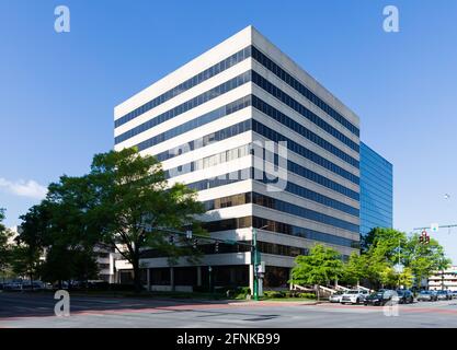 CHATTANOOGA, TN, USA-7 MAY 2021: Das UBS-Gebäude am MLK Blvd., im Frühjahr. Stockfoto