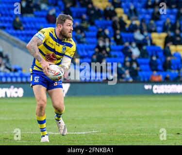 Warrington, Großbritannien. Mai 2021. Daryl Clark (9) von Warrington Wolves sucht am 5/17/2021 nach einem Pass in Warrington, Großbritannien. (Foto von Simon Whitehead/News Images/Sipa USA) Quelle: SIPA USA/Alamy Live News Stockfoto