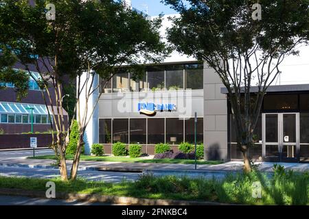 CHATTANOOGA, TN, USA-7 MAY 2021: Fassade der FNB Bank, auf der Broad Street. Stockfoto