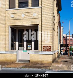 CHATTANOOGA, TN, USA-7 MAY 2021: Die Unterkünfte des Chattanooga Office of Internal Audit, mit dem Dwell Hotel die Straße runter. Stockfoto