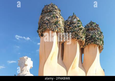 Kamine im Stil von Antoni Gaudí auf dem Dach von La Pedrera, Barcelona, Spanien Stockfoto