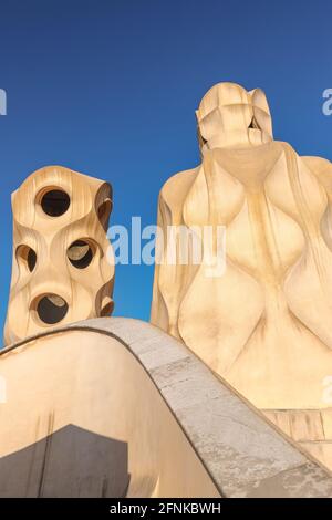 Kamine im Stil von Antoni Gaudí auf dem Dach von La Pedrera, Barcelona, Spanien Stockfoto