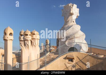 Kamine im Stil von Antoni Gaudí auf dem Dach von La Pedrera, Barcelona, Spanien Stockfoto