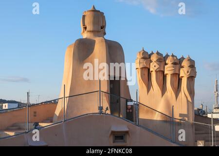 Kamine im Stil von Antoni Gaudí auf dem Dach von La Pedrera, Barcelona, Spanien Stockfoto