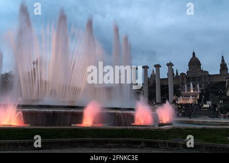 Der magische Brunnen der Montjuïc-Beleuchtung im Palau Nacional, Barcelona, Spanien Stockfoto