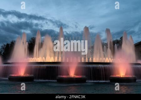 Der magische Brunnen der Montjuïc-Beleuchtung im Palau Nacional, Barcelona, Spanien Stockfoto