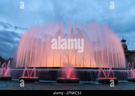 Der magische Brunnen der Montjuïc-Beleuchtung im Palau Nacional, Barcelona, Spanien Stockfoto