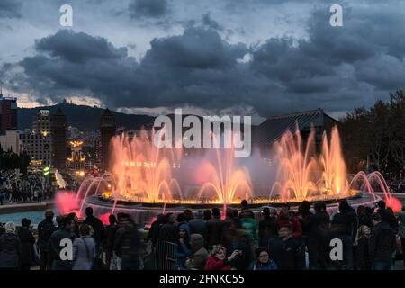 Der magische Brunnen der Montjuïc-Beleuchtung im Palau Nacional, Barcelona, Spanien Stockfoto