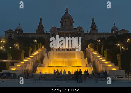 Der prächtige Palau Nacional mit beleuchteten Brunnen bei Nacht, Barcelona, Spanien Stockfoto