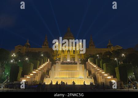 Der prächtige Palau Nacional mit beleuchteten Brunnen bei Nacht, Barcelona, Spanien Stockfoto