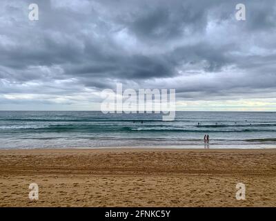 Manly Beach, Sydney, Zieht Besucher An Kalten Stürmischen Tagen Immer Noch An Stockfoto