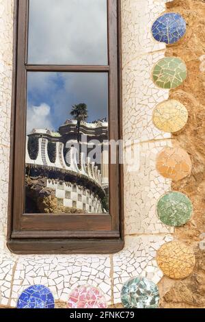 Spiegelung der Säulen des Hypostyle-Raumes im Fenster der Casa del Guarda im Park Güell, Barcelona, Spanien Stockfoto