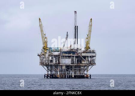 Ventura, California, USA - 11. Mai 2021: Ruhige bedingungen im pazifischen Ozean auf der Offshore-Ölbohrplattform Gilda in der Nähe des Channel Islands National Park Stockfoto