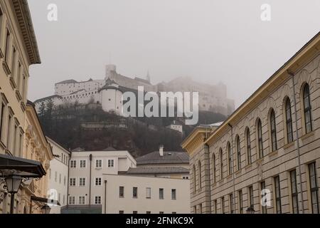 Die imposante Festung Hohensalzburg auf dem Gipfel des Hügels an einem eiskalten Wintertag, Salzburg, Österreich Stockfoto