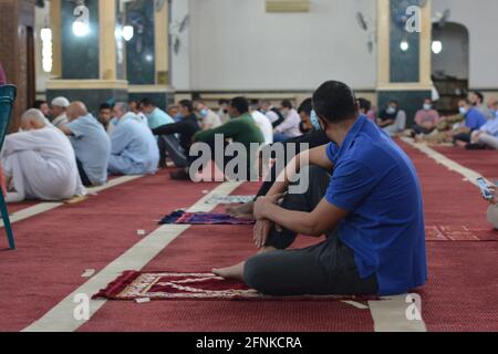 Muslime führen erste Eid Al-Fitr-Gebete in Moscheen in Covid-19 durch Pandemie-Ära im Rahmen der jüngsten Anti-Coronavirus-Sicherheitsmaßnahmen in großen Unternehmen Moscheen Stockfoto