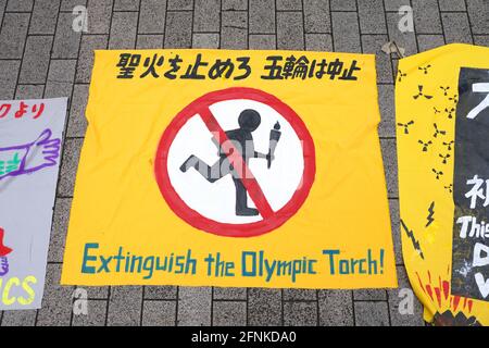 Tokio, Japan. Mai 2021. „Lösch die olympische Fackel!“ Plakat, das auf dem Boden während einer gegen Tokio gerichteten Olympischen Spiele-Kundgebung 2020 vor dem Shinbashi-Bahnhof aufgestellt wurde.rund 30 bis 40 Demonstranten gingen auf die Straße und forderten die Absage der Olympischen Spiele in diesem Sommer. Sie wurden von der gleichen Anzahl von Polizisten begleitet. Die Demonstranten gingen vom Bahnhof Shinbashi durch den Bezirk Ginza zum Hauptbüro des Organisationskomitees für die Spiele. Kredit: SOPA Images Limited/Alamy Live Nachrichten Stockfoto