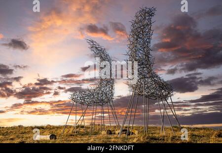 Calgary Alberta Kanada, 10 2021. Mai: Die Covergence-Ausstellung auf dem Rocky Ridge unter einem dramatischen Himmel in einer kanadischen Stadt. Stockfoto