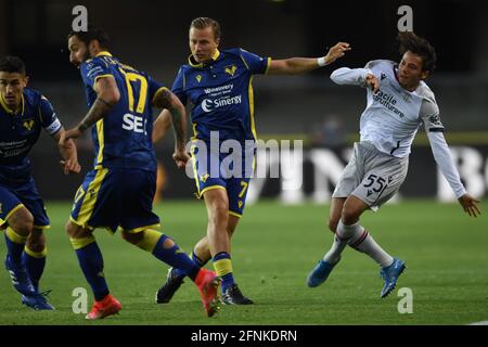 Verona, Italien. Mai 2021. Davide Faraoni (Hellas Verona)Federico Ceccherini (Hellas Verona)Antonin Barak (Hellas Verona)Emanuel Vignato (Bologna) während des italienischen "Serie A"-Spiels zwischen Hellas Verona 2-2 Bologna im Marc Antonio Bentegodi-Stadion am 17. Mai 2021 in Verona, Italien. Quelle: Maurizio Borsari/AFLO/Alamy Live News Stockfoto