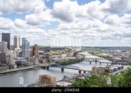 Pittsburgh, Pennsylvania -12. Mai 2021-. Blick auf die Skyline von Pittsburgh mit dem Monongahela River und den Brücken Stockfoto