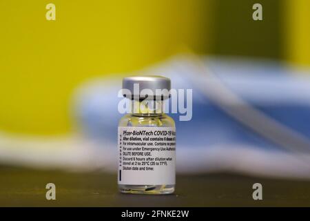 London, Großbritannien. Mai 2021. Ein Fläschchen mit Pfizer und BioNTech Covid-19-Impfstoff, einem Impfzentrum in London. Quelle: Dinendra Haria/SOPA Images/ZUMA Wire/Alamy Live News Stockfoto