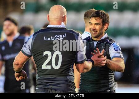 Newcastle, Großbritannien. Mai 2021. Matias Orlando aus Newcastle Falcons und Carl Fearns aus Newcastle Falcons feiern am 5/17/2021 in Newcastle, Großbritannien, den Sieg ihres Teams in Vollzeit. (Foto von Iam Burn/News Images/Sipa USA) Quelle: SIPA USA/Alamy Live News Stockfoto