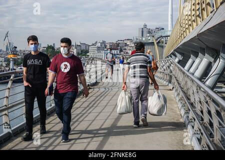 Istanbul, Türkei. Mai 2021. Ein Paar, das Gesichtsmasken trug, als Vorsichtsmaßnahme gegen die Ausbreitung von covid-19, das auf der Halic Metro Bridge zu Fuß gesehen wurde.nach 3 Wochen der Sperre warfen sich die Bürger auf die Straße. In Istanbul war sowohl der Auto- als auch der Fußgängerverkehr intensiv. Die Türkei ist am 17. Mai aus einer 17-tägigen Sperre hervorgegangen und hat sich zu einer Phase allmählicher Aufhebung bewegt, die bis zum 1. Juni andauern wird. (Foto von Ibrahim Oner/SOPA Images/Sipa USA) Quelle: SIPA USA/Alamy Live News Stockfoto