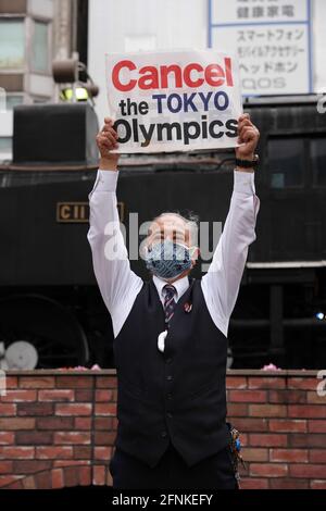 Tokio, Japan. Mai 2021. Ein Protestler, der eine Gesichtsmaske trägt, hält ein Schild mit der Aufschrift "Cancel the Tokyo Olympics" während einer gegen Tokio gerichteten Olympischen Spiele-Kundgebung 2020 vor dem Shinbashi-Bahnhof hoch.rund 30 bis 40 Demonstranten gingen auf die Straße und forderten die Absage der Olympischen Spiele in diesem Sommer. Sie wurden von der gleichen Anzahl von Polizisten begleitet. Die Demonstranten gingen vom Bahnhof Shinbashi durch den Bezirk Ginza zum Hauptbüro des Organisationskomitees für die Spiele. (Foto: Stanislav Kogiku/SOPA Images/Sipa USA) Quelle: SIPA USA/Alamy Live News Stockfoto