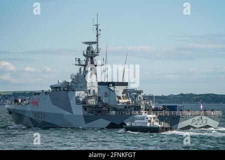 Das Royal Navy-Patrouillenschiff HMS Tamar (P233) in seiner schillernden Tarnlackierung verließ Portsmouth, Großbritannien, am Nachmittag des 17. Mai 2021. Stockfoto