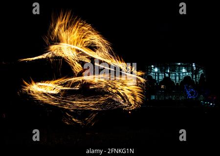 Auswahl von Bildern verschiedener Darsteller aus dem May Newcastle Fire and Flow Community-Treffen im King Edward Park. Langzeitbelichtung Stockfoto