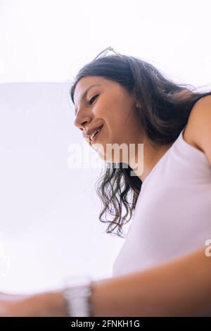 Outdoor-Porträt einer schönen und frischen jungen Frau Stockfoto