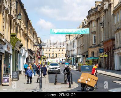 Geschäftiges Einkaufen im gehobenen Stadtzentrum in der Milsom Street, Bath, Somerset, England, Großbritannien Stockfoto