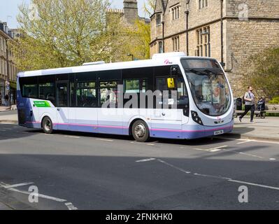 Single-Decker erster Busservice im Stadtzentrum, Bath, Somerset, England, Großbritannien Stockfoto