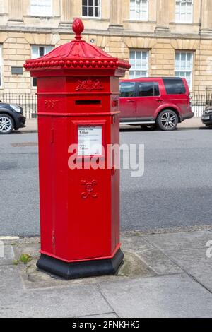 Säulenkasten aus rotem Gusseisen c 1865, sechseckiger Penfold-Typ, Great Pulteney Street, Bath, Somerset, England, Großbritannien Stockfoto