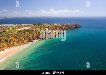 Ponta da Piedade und Canavial Beach. Portugiesische südliche goldene Küstenklippen. Luftaufnahme über die Stadt Lagos an der Algarve, Portugal. Stockfoto