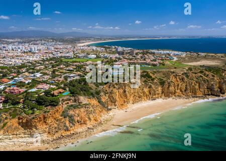 Ponta da Piedade und Canavial Beach. Portugiesische südliche goldene Küstenklippen. Luftaufnahme über die Stadt Lagos an der Algarve, Portugal. Stockfoto