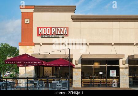 Houston, Texas USA 04-28-2021: Mod Pizza Storefront in Houston, TX mit Outdoor-Sitzbereich. Fast Casual Restaurantkette, gegründet 2008. Stockfoto