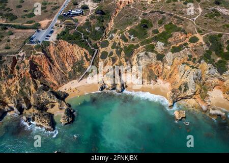 Camilo Beach in Lagos, Algarve - Portugal. Portugiesische südliche goldene Küstenklippen. Sonnige Tagesansicht aus der Luft Stockfoto