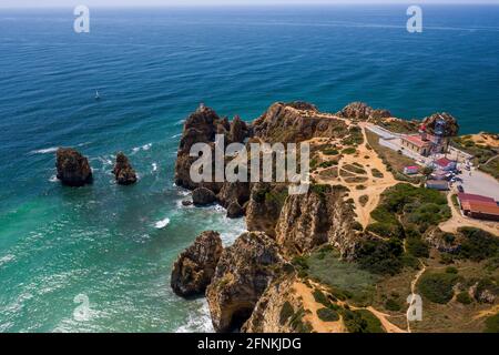 Luftaufnahme der goldenen Küstenklippen der portugiesischen Südstrände in Lagos City, Algarve, Portugal. Camilo Strand und Ponta da Piedade. Stockfoto