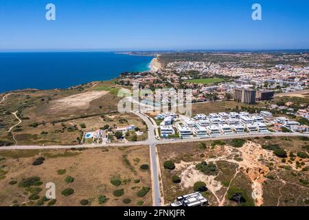 'Ponta da Piedade' - portugiesische goldene Küstenklippen im Süden. Luftaufnahme über die Stadt Lagos an der Algarve, Portugal. Stockfoto