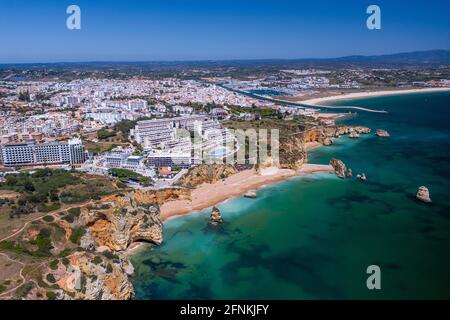 'Ponta da Piedade' - portugiesische goldene Küstenklippen im Süden. Luftaufnahme über die Stadt Lagos an der Algarve, Portugal. Stockfoto