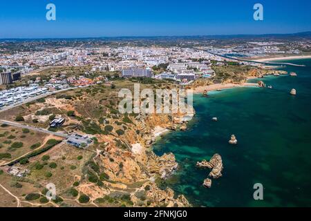 'Ponta da Piedade' - portugiesische goldene Küstenklippen im Süden. Luftaufnahme über die Stadt Lagos an der Algarve, Portugal. Stockfoto