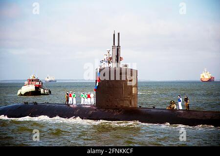 Seeleute an Bord des Schnellangriffs-U-Bootes USS Albany der Los Angeles-Klasse (SSN 753) Sichern Sie sich vorher eine lei am Segel des Bootes Rückkehr zur Naval Station Stockfoto