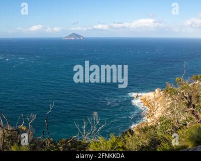 Rodondo Island fotografiert vom SE Walking Track zum Roaring Meg Campsite - Wilsons Promontory, Victoria, Australien Stockfoto