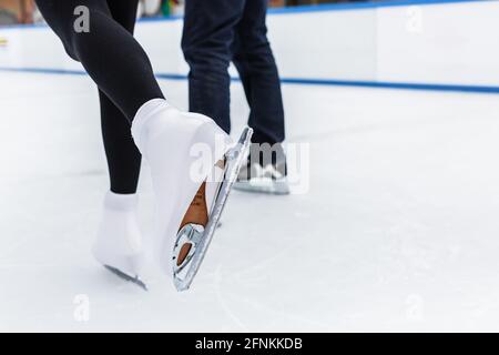 Nahaufnahme von Schlittschuhläufern auf der Eisbahn Stockfoto