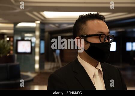 Wachmann im Anzug, der im Empfangsbereich des Hotels steht Stockfoto